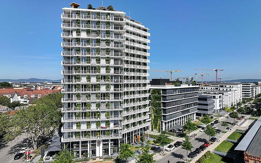 Hochaus mit Begrünung