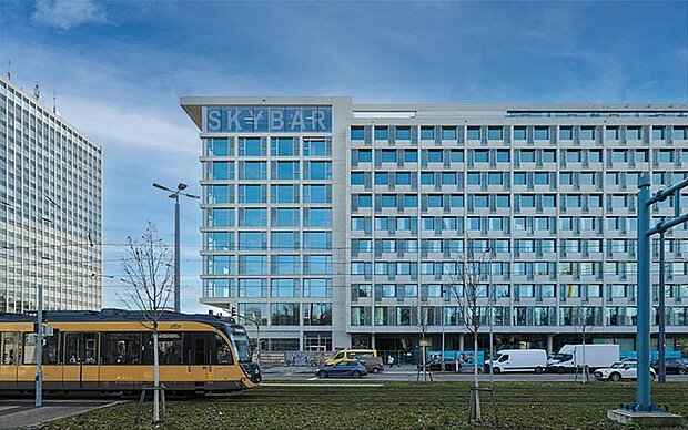 Motel One Karlsruhe mit Straßenbahn Motel One Karlsruhe mit Straßenbahn