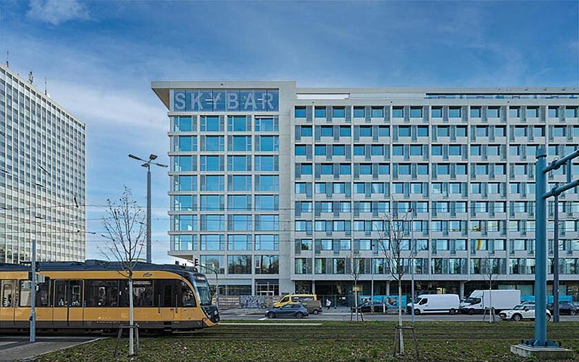 Motel One Karlsruhe mit Straßenbahn