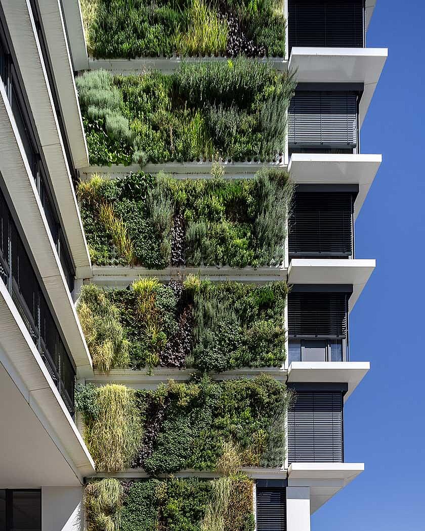 Vertikale Grünfassade des Green City Tower